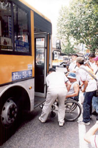 불복종운동인 '장애인도 버스를 타자' 현장 [출처] 노들장애인야간학교