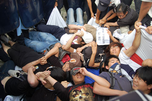 2007년 7월 17일 국회의사당 앞에서 개최된 기자회견은 불법 집회로 간주되었다 [출처] 민중언론 <참세상>