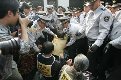 2009년 10월 30일, 단식농성을 하려던 용산범대위 대표단이 연행됐다. 이들은 26일 단식농성에 돌입하자마자 경찰에 연행되어 나온 지 이틀 만에 또 연행된 것. [사진출처: 민중언론 참세상]