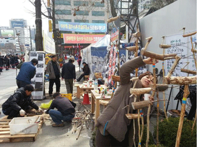 분향소가 철거되기 전, 활동가와 문화예술인, 시민, 노동자들이 함께 예술품과 꽃밭을 만들고 있는 모습(사진 출처 : 민중언론 참세상)