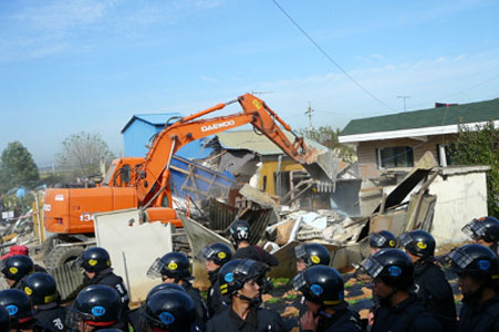 지난 9월 13일 미군기지를 이전하기 위해 평택 대추리 농민들의 집을 파괴하고 있는 대우 굴삭기
