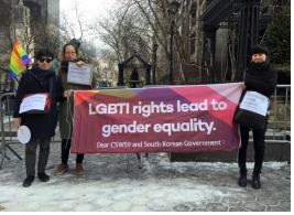 “LGBTI rights leas to gender equality.” 성소수자의 권리는 성평등을 이끈다. - 59차 유엔여성지위위원회, 성소수자차별반대 무지개행동 현지참여단 슬로건 (사진l 나영정(성적지향성별정체성 법정책연구회 상임연구원) 케이(한국레즈비언상담소 활동가) 몽(언니네트워크 전 사무국장))