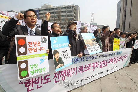 사진설명미국의 군사훈련 중단과 한국 정부의 대북 평화협상 실시를 촉구하며 2013년 4월 열린 기자회견 (출처: 민중의 소리)