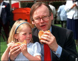 영국 검머 장관이 햄버거를 먹으며 쇠고기 안전성을 홍보하고 있다. 그의 친구 딸 중 한 명이 광우병에 걸려 사망했다고 한다. [출처 : 민중언론 참세상]