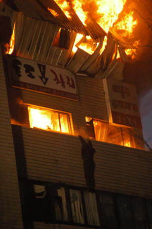 화재를 피해 건물 밖으로 피신하는 철거민(출처:빈곤사회연대)
