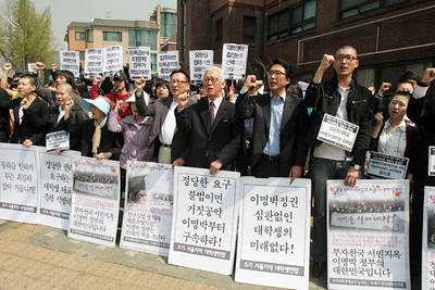 4월 10일 청운동 동사무소 앞에서 기자회견을 하는 모습<사진 출처: 통일뉴스 조성봉 기자><br />
