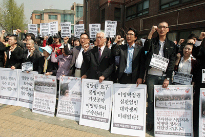 4월 10일 청운동 동사무소 앞에서 기자회견을 하는 모습<사진 출처: 통일뉴스 조성봉 기자><br />
