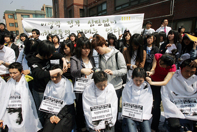 기자회견이 끝나고 공약이행을 주장하며 삭발하는 학생들의 모습<사진 출처: 통일뉴스 조성봉 기자><br />