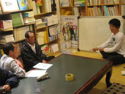 노숙당사자모임 아저씨들과 후지이 씨가 일본 노숙인운동에 대해 흥미로운 대화를 나누고 있다.
