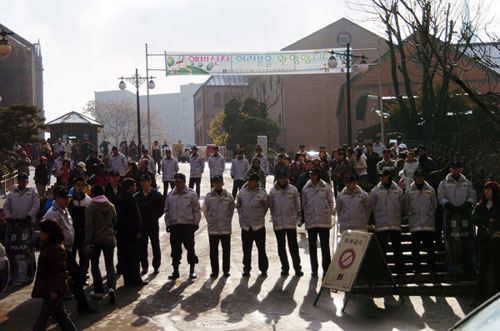 11월 21일 명동성당의 시설보호 요청으로 경찰들이 들머리를 막아섰다. [출처] 민중언론 <참세상>