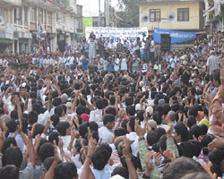 지난해 9월 25일 카트만두 인근에서 열린 입헌군주제 폐지와 민주주의를 요구하는 시민들의 시위 모습.