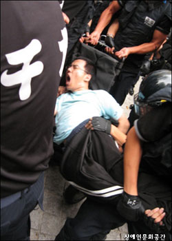 자신의 권리를 주장하다 경찰에 연행되는 장애인권활동가<출처; 장애인문화공간>