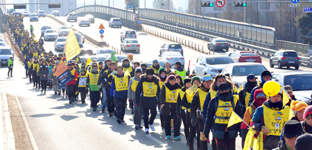 지난 1월, 실종자 수습과 세월호 인양, 철저한 진상규명과 책임자 처벌을 요구하며 안산에서 팽목항까지 도보 행진을 하는 세월호 가족들. 