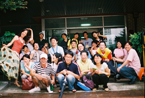 고입·고졸 검정고시장에서 찍은 단체사진. 노들야학은 현재 50여 명의 학생과 교사가 생활하고 있다.
