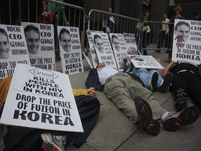 2008년 10월 9일 뉴욕에 있는 로슈의 광고대행사앞에서 미국의 에이즈활동가와 보건의료학생들이 시위를 벌였다 [출처: 푸제온.스프라이셀 공동행동] <br />
