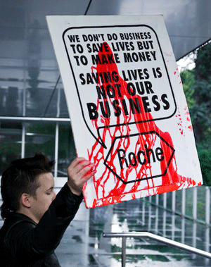 2008년 10월 3일 프랑스에 있는 액트업파리라는 단체가 초국적제약회사 로슈가 한국에 푸제온 공급을 하지 않는것을 비판하는 피켓팅을 로슈회사 앞에서 하고 있다.