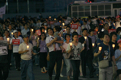 5월 2일 촛불 1주년을 맞아 시민들이 하이서울 페스티벌 행사장에서 행진하고 있다.(사진 출처: 민중언론 참세상)