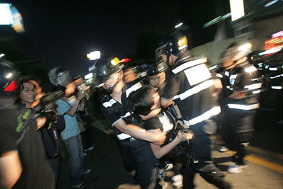 5월 1일 경찰이 폭력을 휘두르며 강제연행하고 있다.(사진 출처 : 민중언론 참세상)