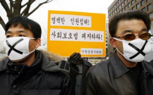 [사진 설명] 2005년 청송보호소 피보호감호자들은 보호수용제의 전신인 보호감호제 폐지를 위해 7번째 단식에 돌입하였다. 
