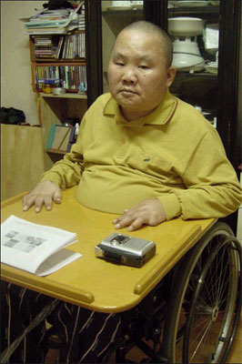 남우섭 씨는 8년 전 갑작스런 사고로 목을 다쳐 지체장애 1급을 받고  2종 의료수급권자가 됐다.
