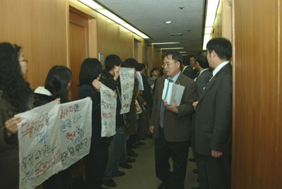 국가인권위 사무실 앞에서 항의행동을 하고 있는 청소년인권활동가들<출처; 인터넷뉴스 바이러스(www.1318virus.net)>