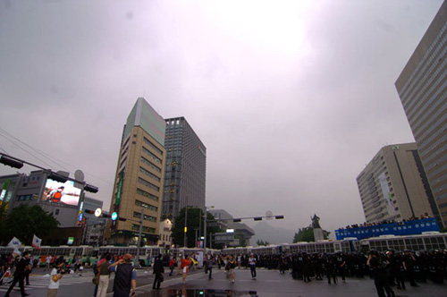거리를 전면 봉쇄한 차벽 [출처] 민중언론 <참세상>