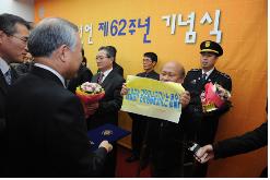 어차피 똑바로 들어도 읽을 줄 몰라요~<br />