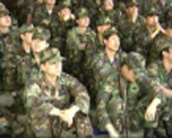 훈련(?)을 받고 있는 예비군들. 예비군 훈련의 일반적인 풍경이다.<출처; 국방부 홈페이지>