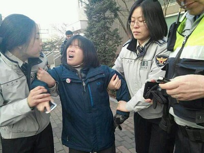 2014년 3월 유흥희 기륭전자 분회장이 정규직 전환이라는 사회적 약속을 파기한 것도 모자라 야밤에 '도망 이사'를 간 기륭전자 최동열 회장을 만나기 위해 그의 아파트를 찾아가 초인종을 누렀다는 이유로 '주거침입' 혐의로 경찰에 긴급체포됐다.