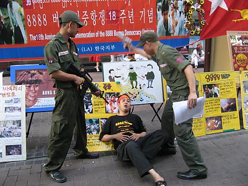 2006년 8월 6일 열린 8888항쟁 18주년 기념 사진전 [출처] NLD(LA) 한국지부 홈페이지(www.nldla.or.kr)