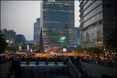 불법집회 공격을 가하던 청계광장의 5월 17일 촛불집회 모습. 