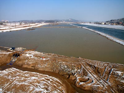 남한강 이호대교에서 보면 좌측의 준설 공간은 흙탕물로 인해 혼탁되어 있는 것을 볼 수 있다. 사진출처 <4대강 삽질을 막는 사람들><br />
