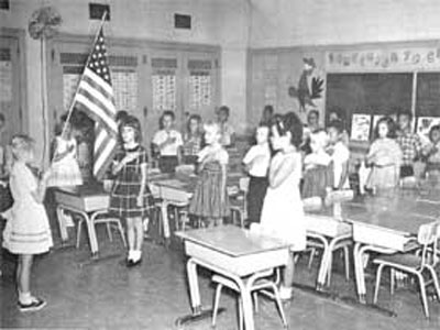 미국의 학교에서도 국기에 대한 경례를 하던 때가 있었네요. 우리나라 학교에서는 아직도 애국조회 때 항상 국기에 대한 경례를 합니다. 왜 국기에 경례를 해야 할까요?<출처; aoshs.wichita.edu>