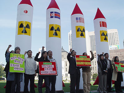 지난해 10월 환경운동연합이 서울시청 앞 광장에서 '동북아 비핵지대화'를 요구하는 퍼포먼스를 펼치고 있다. <출처; 환경운동연합>