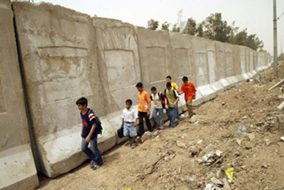 공간을 가르는 이라크의 고립장벽은 사람들의 삶마저도 갈라 버린다.<출처; www.iraqslogger.com>