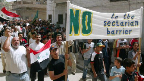 미군의 장벽 건설에 반대하는 이라크인들<출처; www.iraqslogger.com>