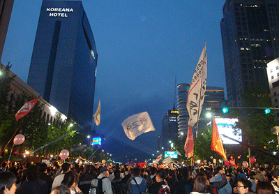 촛불 1주년이던 날, 하이서울 페스티벌 행사로 열린 도로에 시민들이 이명박정부를 비판하는 손피켓을 들고 참가하고 있다.(사진 출처: 민중언론 참세상)