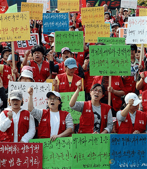 2008년 주거의날 '집은 인권'이라고 참가자들이 선언하며 각자의 요구를 들고 있는 모습(사진 출처 : 빈곤사회연대)