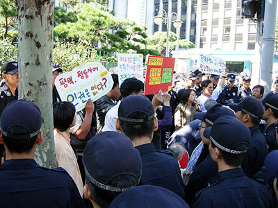 서울 평통사는 지난 12일 경찰청 앞에서 '평화영화제 불허한 경찰청 규탄 기자회견'을 열었다. 경찰은 참가자들을 에워싸고 기자회견을 방해했다. [출처] 서울 평통사