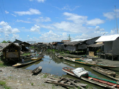 무력충돌의 폐해가 고스란히 남아있는 민다나오 섬 난민촌. 정주한 사람들에게도 필리핀-미 군사훈련은 위협이 되고 있다.