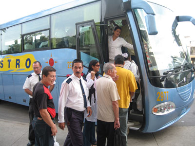 '기적의 작전', 수술을 받기 위해 버스에 오르고 있는 사람들
