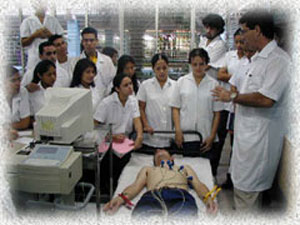 라틴아메리카 의과대학에서 진지하게 수업을 듣고 있는 세계 각국에서 온 학생들<br />
<출처; www.elacm.sld.cu>