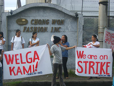필리핀에 진출한 한국기업의 노동권 및 인권침해와 관련해 항의시위를 벌이고 있는 필리핀 노동자들 <출처; http://www.khis.or.kr>