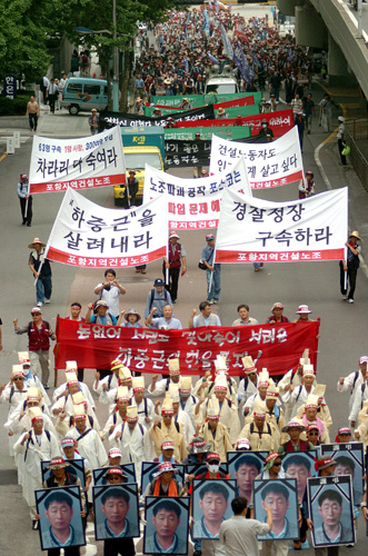 지난해 8월 16일 서울역에서 열린 '하중근 사망 책임자 처벌 및 포항파업 해결촉구 결의대회'에 참석한 포항지역건설노조 조합원 천여명이 광화문 방향으로 행진하고 있다. [출처] 민중언론 <참세상>