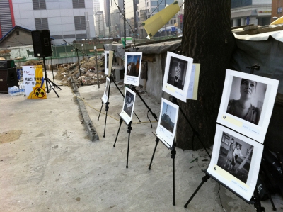 4월 3일 두리반 뒷뜰에서  열린 반핵음악회에서 전시한 사진 - 핵발전 사고 지역의 모습과 방사능 휴우증을 겪고있는 사람들의 사진 [사진 제공: 에너지정의행동]
