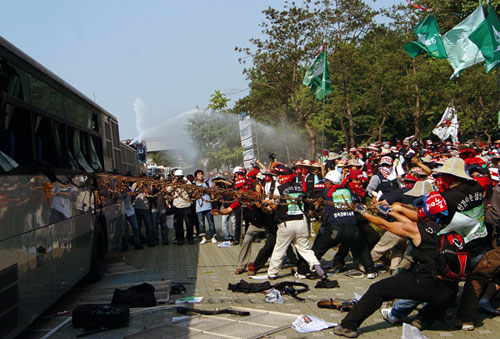 지난 6월 18일 '특수고용노동자 노동기본권쟁취 결의대회'를 마친 특수고용 노동자들이 국회로 행진하다 경찰버스에 가로막혔다. [출처] 민중언론 <참세상>
