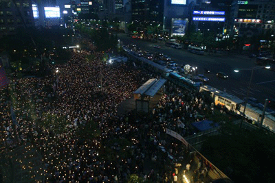 9일 청계천 광장에는 3만여 개의 촛불이 타올랐다. [출처: 민중언론 참세상]