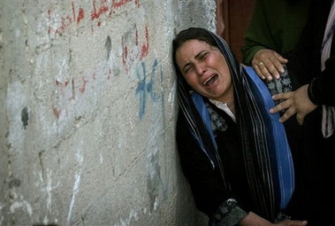 이스라엘의 폭격으로 목숨을 잃은 팔레스타인 사람 장례식날 모습이래요. 가족을 잃은 마음이 얼마나 아플까요? 이 사진은 AFP라는 외국 통신사가 찍은 거예요.