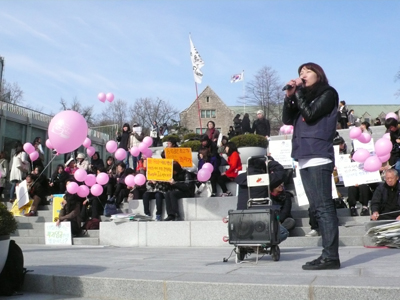 2010년 3월 3일 이화여대 안에서 따뜻한 밥 한끼의 권리 캠페인을 진행하고 있다.  