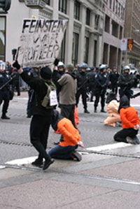 '전쟁 수혜자들'에 반대하는 시위<출처; www.indybay.org>
